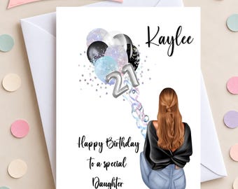 Puede incluir: Una tarjeta de cumpleaños con la vista trasera de una persona de pelo largo castaño con una blusa negra y vaqueros azules. La tarjeta incluye un grupo de globos negros, blancos y azules con el número 21, el nombre Kaylee y el texto Happy Birthday to a special Daughter.