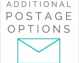Op de afbeelding: Witte achtergrond met de grijze tekst "ADDITIONAL POSTAGE OPTIONS". Daaronder een turquoise envelop-icoon. De afbeelding is een grafisch ontwerpelement, waarschijnlijk voor een online service.