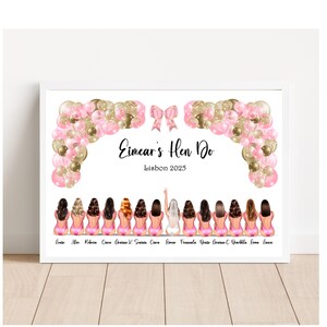 Op de afbeelding: Een ingelijste print voor een vrijgezellenfeest, met een ballonnenboog in roze en goud. De tekst luidt "Eimear's Hen Do Lisbon 2025" boven illustraties van vrouwen in roze badkleding. Een gepersonaliseerd en feestelijk kunstwerk.