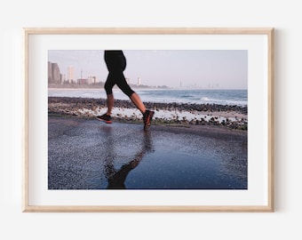 Läufer bei Sonnenaufgang am Strand Gold Coast – Meer & Skyline Fotografie Digital Download Druck