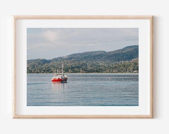 Rotes Fischerboot Tasmanien Druck, Nubeena Bay Küstenwand Kunst, Minimal Meerlandschaft Fotografie Download