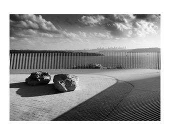 Schwarz-weiße Küstenlandschaft Fine Art Print, Minimalistische Hafenlandschaft in Sydney (Linien der Stille)