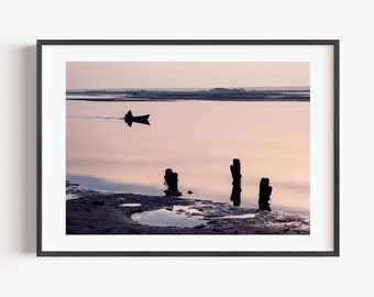 Italienische Po Delta Lagune Foto Druck | Minimalistische Sonnenuntergang Meerlandschaft | Fischer im Boot | Digitaler Download