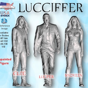 以下が含まれることがあります： CLOE、LUCIFER、MAZIKEENとラベル付けされた3体の未塗装3Dプリントフィギュア。フィギュアは灰色で、衣服の質感が詳細に表現されています。中央のフィギュアはスーツを着た男性で、両脇に体にフィットした衣装を着た2人の女性が並んでいます。上部にはLUCCIFFERというテキストがあります。