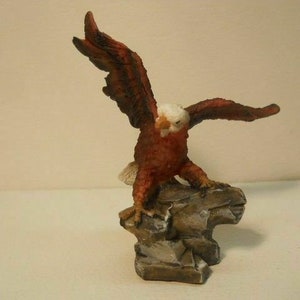 Águila de ala abierta sobre rocas Figura coleccionable Águilas decorativas #3214