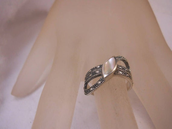 925 Crafted Solid Sterling Silver MOP Ring Sz 8 D… - image 2