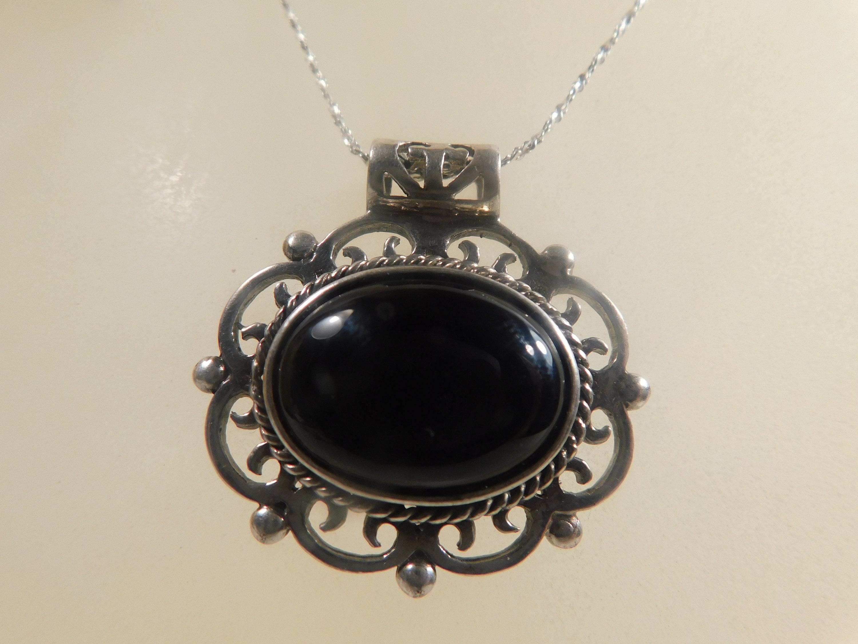 ☆関税込☆VINTAGE HOLLYWOOD★Black Oval Stone Necklace★ Black Onyx Southwestern Pendant Necklace Hand Crafted 925