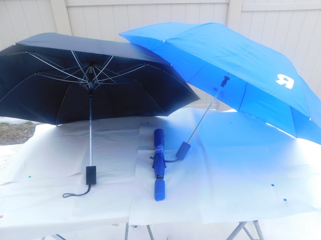 Paraguas automático Toys R Us de vinilo negro o azul de 42