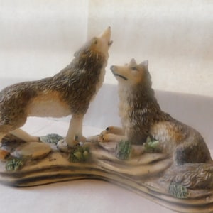 Vintage Sammler Wölfe Heulen auf Layered Rocks Handbemalte Figur Statue