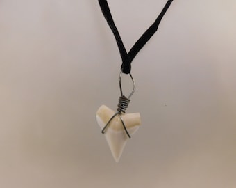 Real Fossil Fish Shark Tooth Fish Fashion Necklace Velvet Cord 16&quot; Costume Jewelry Boutique Vintage