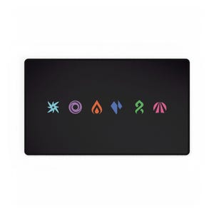 Puede incluir: Una alfombrilla de escritorio rectangular negra con una serie de símbolos abstractos coloridos. Los símbolos incluyen una estrella, un objetivo, una llama, un diamante, un ocho y un paraguas. Los símbolos son de varios colores, incluyendo azul, morado, naranja y verde.