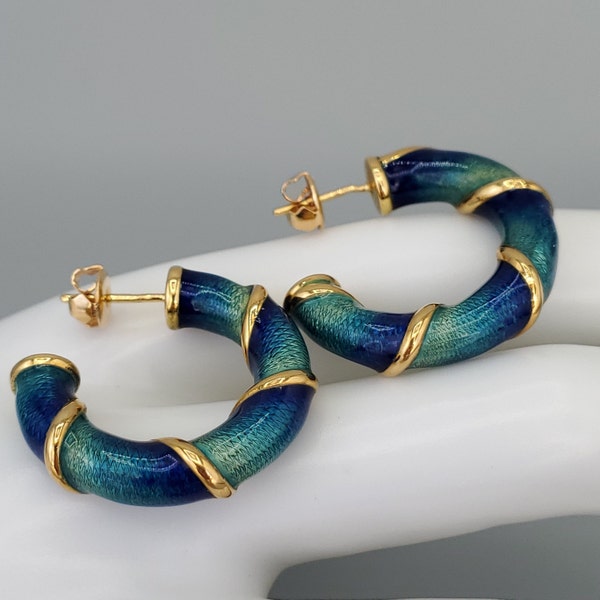 Estate Guilloche Emaille 14K Gold Chunky Creolen leuchtend blauer & grüner Regenbogen Vintage Feinschmuck