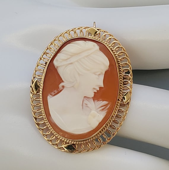 Antique Hand Carved Shell Cameo 14K Gold Pendant … - image 1