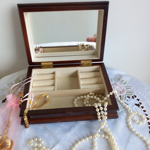 Vintage jewellery box / trinket box