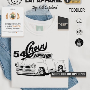 以下が含まれることがあります： 1954年型シボレーのピックアップトラックの黒いグラフィックが特徴の白い幼児用Tシャツ。「54 Chevy」の文字がトラックのデザインの上にあります。シャツは綿100％です。