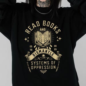 Sudadera &quot;Lee libros y desmantela sistemas&quot;: cuello redondo acogedor de activista literario