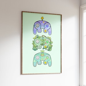 Puede incluir: Una impresión enmarcada con tres mandos de GameCube estilizados. El mando superior es morado con una estrella en la parte superior, el mando del medio es verde con enredaderas que crecen a su alrededor, y el mando inferior es verde con una rana en él.