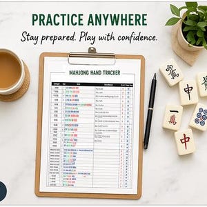 K&ouml;nnte beinhalten: Ein Klemmbrett mit einem Mahjong-Hand-Tracker-Blatt, einem schwarzen Stift und mehreren Mahjong-Steinen ist auf einer wei&szlig;en Oberfl&auml;che angeordnet. Der Text "PRACTICE ANYWHERE" und "Stay prepared. Play with confidence." stehen oben.