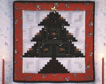 Peut inclure: Une suspension murale en forme de sapin de Noël en bois de rondins, noire et verte, avec une bordure rouge et un imprimé floral. L'arbre est fait de carrés de tissu et a une étoile au sommet.