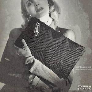 Peut inclure: Une photo en noir et blanc d'une femme tenant un sac à main noir avec un motif de poisson argenté. Le texte "Jack Frost Handbags" est en haut de l'image. Le texte "Gimp Bag No. 4810 Instructions on Page 8" est en bas de l'image. Le texte "Volume 48 Price 20c" est en bas à droite de l'image.