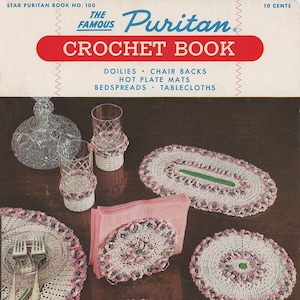 Puede incluir: Una portada de libro de ganchillo vintage que presenta una mesa puesta con manteles individuales, servilletas y un porta servilletas de ganchillo. La portada del libro se titula "The Famous Puritan Crochet Book" e incluye el texto "Doilies, Chair Backs, Hot Plate Mats, Bedspreads, Tablecloths".