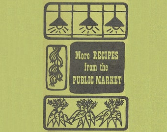 Op de afbeelding: Een vintage kookboekomslag met een groene achtergrond en zwarte illustraties. De omslag heeft een titel die luidt "More RECIPES from the PUBLIC MARKET".