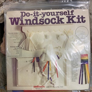 Puede incluir: Un kit de cometa de viento de bricolaje con tiras de tela de colores y un panel superior preconstruido. El kit incluye instrucciones y los materiales necesarios para el montaje, como un gancho giratorio, un cordón de nailon trenzado y una clavija. La cometa de viento es pequeña y es perfecta para agregar un toque decorativo a cualquier espacio exterior.
