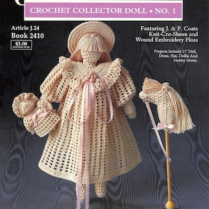 Puede incluir: Portada de un libro de patrones de crochet vintage con una muñeca de colegiala victoriana. La muñeca, el sombrero y el caballo de juguete están hechos a ganchillo con hilo beige claro. La portada incluye el texto: "CROCHET COLLECTOR DOLL - NO. 1" y "Victorian School Girl."
