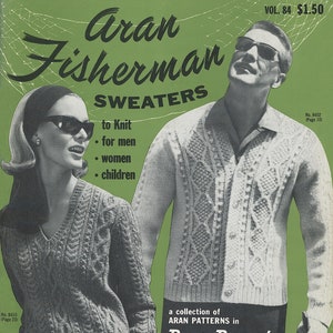 Puede incluir: Un libro de patrones de tejido vintage con suéteres Aran Fisherman. La portada presenta una foto en blanco y negro de dos personas con suéteres. El libro se titula "Aran Fisherman Sweaters" e incluye el texto "to Knit, for men, women, children".