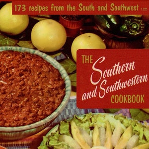 以下が含まれることがあります： 赤い背景に「The Southern and Southwestern Cookbook」という文字が書かれた、ビンテージの料理本の表紙。表紙には、キャセロール、パイ、サラダ、コーンのボウルなど、さまざまな料理が描かれている。