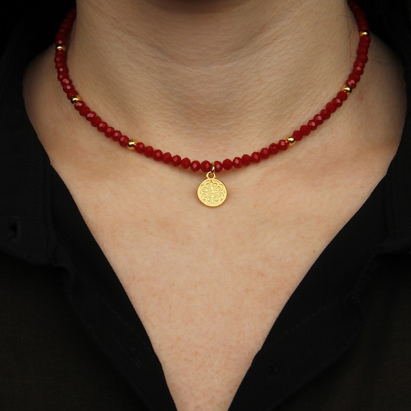 Collier de perles rouges, collier choker perlé, choker d’été boho, choker de charme minuscule en or, collier boho en or, bijoux perlés, collier fait à la main