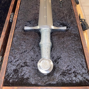 Version 2 Mittelalterliches Kriegsschwert im Tempelritterstil, Burg Sümeg, handgehämmert, Vollerl, Griff aus Ahorn, aus Draht gewickelt, ohne Box