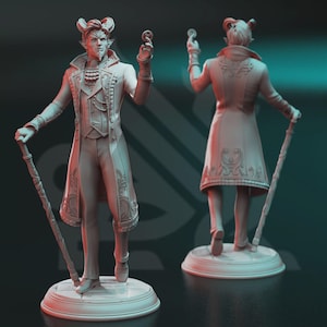 Pode incluir: Figura impressa em 3D de um personagem com chifres, um casaco comprido e uma bengala. A figura está segurando um pequeno objeto. O casaco e a base apresentam desenhos intrincados. A imagem mostra a frente e as costas da figura.