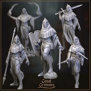 Puede incluir: Cinco miniaturas grises impresas en 3D de figuras que llevan túnicas con capucha y armadura, sosteniendo varias armas, incluyendo una espada, una lanza y un escudo. Las figuras están en diferentes posturas y se colocan sobre un fondo gris. El texto "Great Grimoire" está impreso en la parte inferior de la imagen.