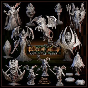 Puede incluir: Una colección de figuras en miniatura de fantasía gris que incluye criaturas aladas, guerreros con armadura y bustos ornamentados. El texto central dice Celestial Gambit part 2 y Great Grimoire. Estos modelos detallados muestran varias poses con espadas, escudos y cadenas.