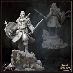 Puede incluir: Figura en miniatura gris de un guerrero, sosteniendo una espada y un escudo, de pie sobre una base rocosa. La figura está vestida con armadura y ropa detalladas. Una segunda figura es visible en el fondo. El logotipo "Great Grimoire" está en la esquina inferior derecha.