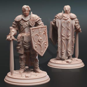 Puede incluir: Figura de color marrón claro de un caballero con armadura completa, sosteniendo una espada y un escudo. El escudo presenta un diseño ornamentado. El caballero está sobre una base circular, con una segunda figura visible en el fondo.