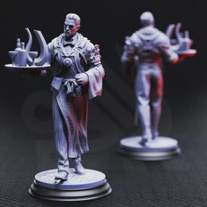 Könnte beinhalten: Detaillierte Figur eines Kellners, der ein Tablett mit Flaschen und Gläsern hält. Der Kellner trägt ein formelles Outfit mit Fliege und Schürze. Die Figur steht auf einem runden Sockel, mit einer zweiten Figur im Hintergrund.