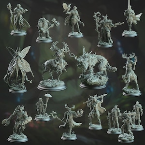 Op de afbeelding: Een verzameling van vijftien ongeverfde grijze hars miniaturen voor tabletop-spellen, met diverse fantasiefiguren zoals humanoïden met staven, zwaarden en vleugels, naast wezens zoals een hert, een wolf en een centaur.