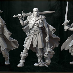 Puede incluir: Tres figuras grises impresas en 3D de un guerrero que sostiene una espada y una cabeza de lobo cortada. El guerrero lleva una capa larga, una túnica y pantalones de cuero. Las figuras están en diferentes posturas.