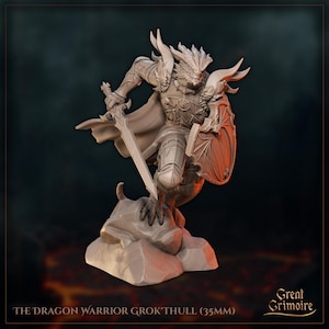 Könnte beinhalten: Detaillierte Figur eines Drachenkriegers, Grok'thull, mit Schwert und Schild. Die Figur ist dynamisch auf einem felsigen Untergrund positioniert. Der Text "THE DRAGON WARRIOR GROK'THULL (35MM)" ist unten sichtbar. Die Figur ist in Grautönen gehalten.