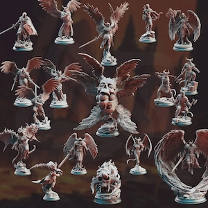 Puede incluir: Una colección de figuras en miniatura de fantasía de color gris que representan diversas criaturas aladas, guerreros con armadura y entidades demoníacas. La figura central es un gran cráneo con múltiples ojos y alas, rodeado de modelos.