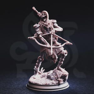 Puede incluir: Figura en miniatura beige de un arquero esquelético con una ballesta. La figura viste cota de malla y armadura, con una espada en la espalda. Se encuentra sobre una pequeña base texturizada con follaje en miniatura.