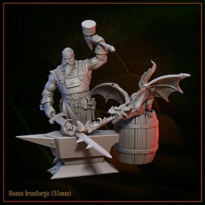 Puede incluir: Una figura miniatura gris de 35 mm de un enano herrero sosteniendo un martillo y forjando una espada en un yunque. Una pequeña figura de dragón gris está encaramada en un barril al lado del yunque.