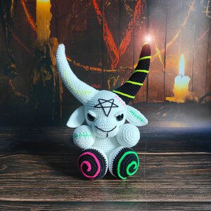 Baphomet, crochet Baphomet, occult toy, satanic