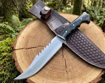 Ręcznie robiony nóż bushcraftowy: grawerowany nóż myśliwski ze skórzaną pochwą