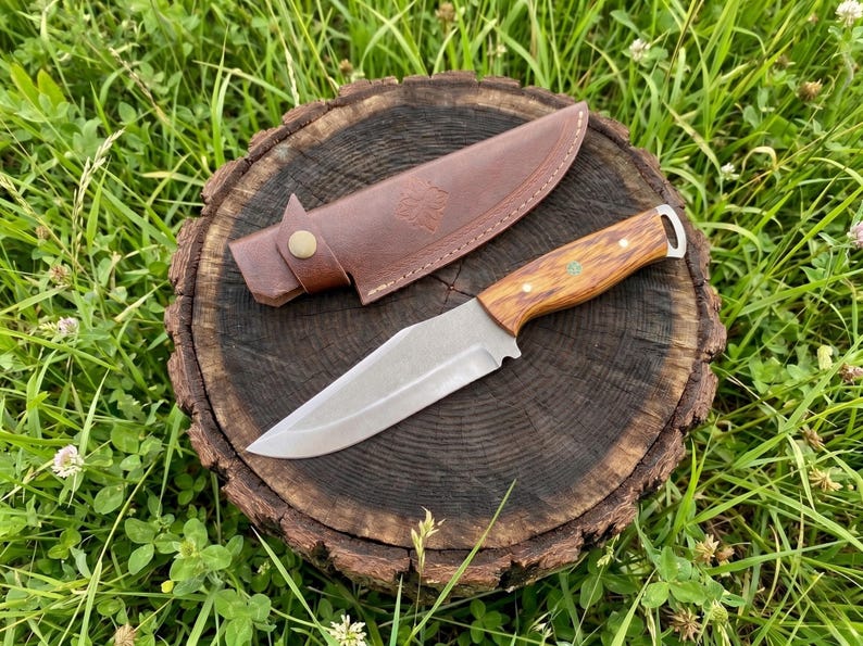 Personalisiertes Jagdmesser: Rasiermesserscharfer Zebrawood-Griff, Lederscheide Bild 3