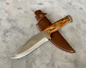 Personalisiertes Jagdmesser: Rasiermesserscharfer Zebrawood-Griff, Lederscheide