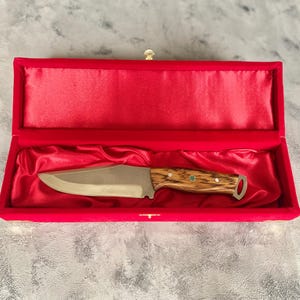Personalisiertes Jagdmesser: Rasiermesserscharfer Zebrawood-Griff, Lederscheide Red Velvet Box