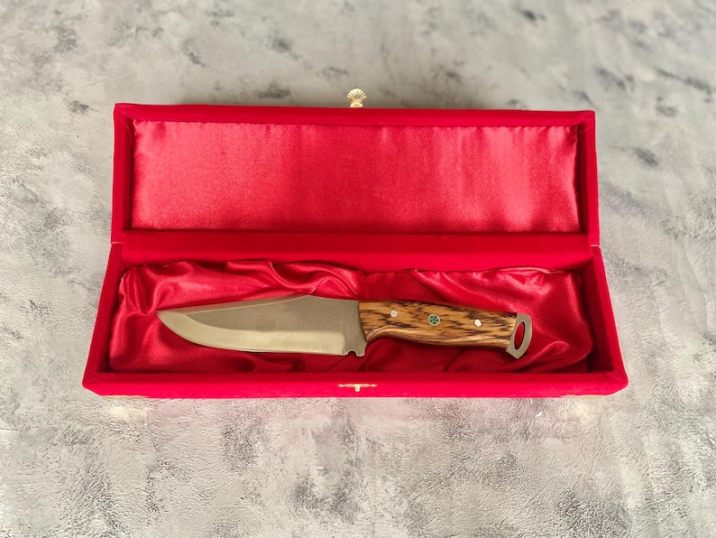 Personalisiertes Jagdmesser: Rasiermesserscharfer Zebrawood-Griff, Lederscheide Red Velvet Box